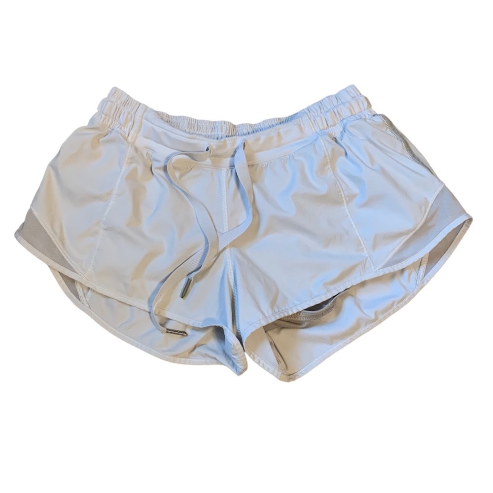 Lululemon white short Size 6 drawstring, back zipper pocket, Inside pocket